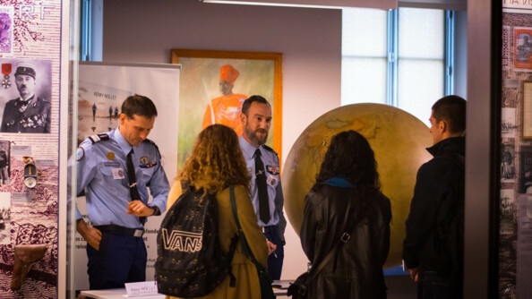 Trois visiteurs du salon littéraire de l'EOGN échangent avec les colonels Rémi Nollet et Arnaud Pellaboeuf, au salon littéraire de l'EOGN, samedi 1er avril 2023.
