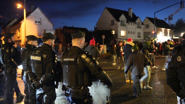 Gendarmes mobiles face à la foule.