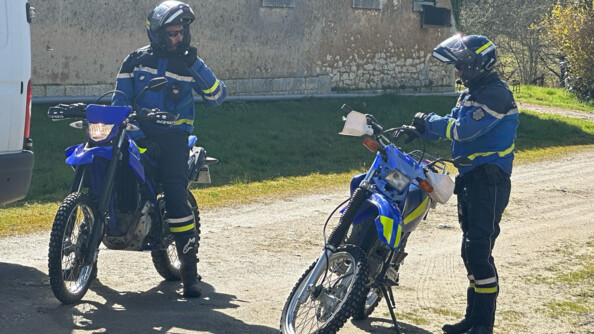 Deux motocyclistes de la gendarmerie avec des motos tout terrain