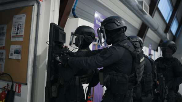 Photo en couleur et en intérieur de la progression de quatre militaires du PSPG.