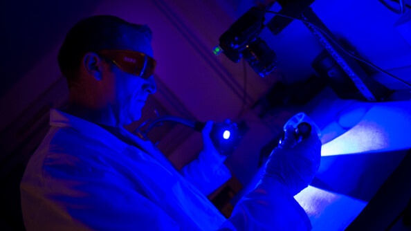 Cocrim tentant une détection optique de traces digitales à l’aide de la lampe à U.V. « crimescope ».