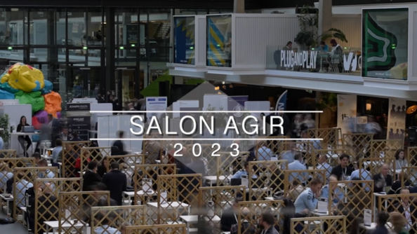 Photo montrant le salon Agir au sein de la station F.