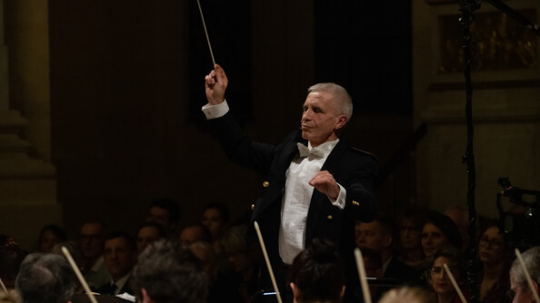 Image de face du chef d'orchestre de la Garde républicaine
