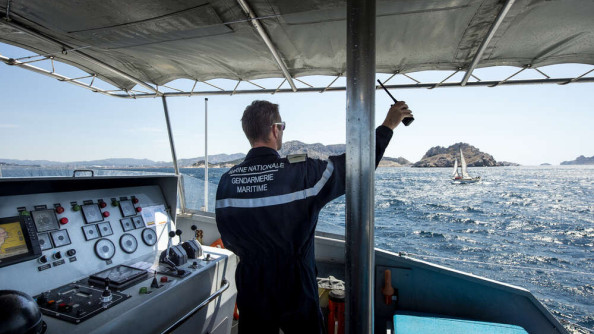 Gendarme maritime de dos sur une vedette en mer