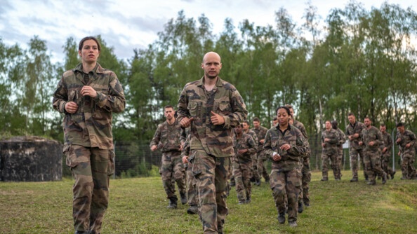Des élèves officiers du P3 s'échauffent pour le TIOR