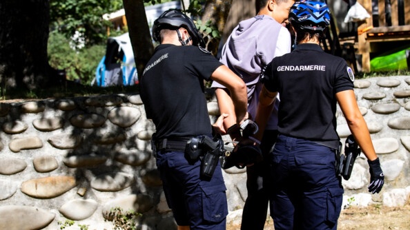 Les gendarmes du PSIG de Castellane interpellent un jeune homme au camping du Domaine du Verdon. A la suite d'une rixe survenue la nuit précédente, il était convoqué à la gendarmerie mais ne s'était pas présenté à l'heure dite.