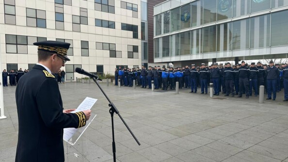 Un gendarme en train de parler &agrave; un pupitre face &agrave; l'ensemble des personnels du PJGN.