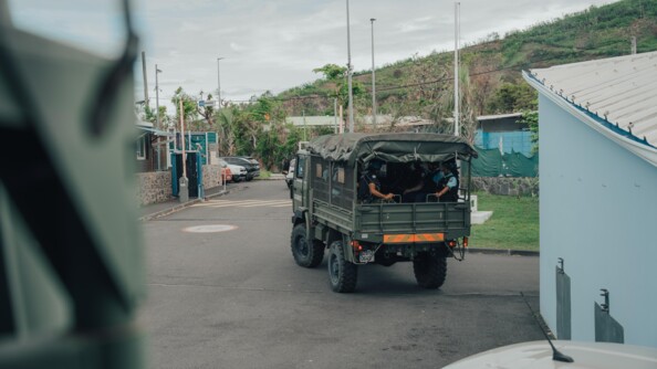 Un camion de gendarmerie kaki quitte la brigade en direction du terrain.