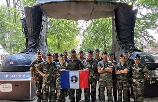 L’équipe devant le casque qui orne l’entrée du camp Heumensoord