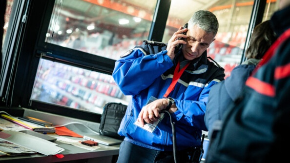 Officier supérieur dans le PC de crise.