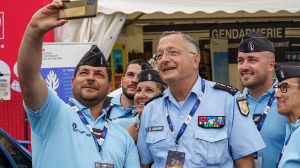 Les gendarmes prennent un selfie avec le DG