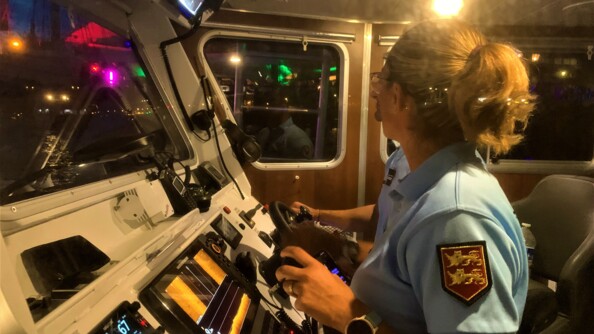 Vue sur la cabine de pilotage d'une vedette de la BFG