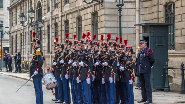 Grande relève de la Garde républicaine dans la rue, devant le palais de l'Elysée