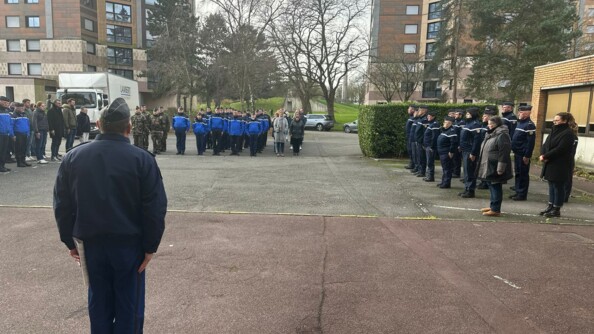 Des civils et militaires alignés autour du'n place en cérémonie