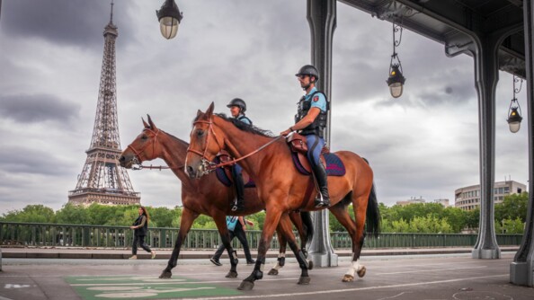 Garde républicaine sécurisant un pont à proximité de la Tour Eiffel.