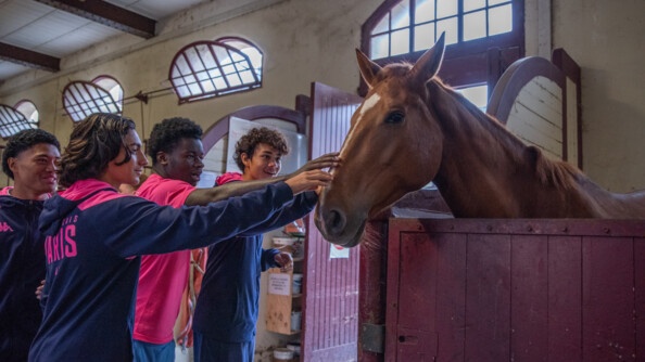 Les jeunes du Stade Français avec les chevaux de la Garde républicaine.