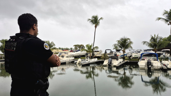 Opération Scopelia en Martinique : gendarme devant une marina