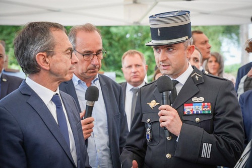 Un colonel de gendarmerie se tient debout, parlant &agrave; un micro qu'il tient dans sa main gauche, aux c&ocirc;t&eacute;s de Bruno Retailleau, ministre d&rsquo;&Eacute;tat, ministre de l&rsquo;Int&eacute;rieur.
