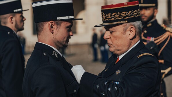 Le directeur général de la gendarmerie remet une médaille à un gendarme