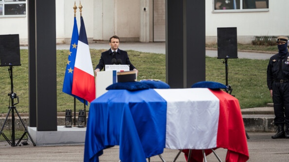Le pr&eacute;sident de la R&eacute;publique, Emmanuel Macron, prononce l'hommage national au major Arnaud Blanc, devant le cercueil, recouvert du drapeau fran&ccedil;ais.