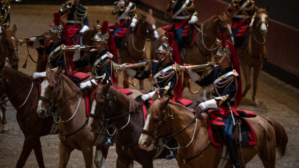 Les trompétistes de la Garde républicaine durant le show équestre et toujours face aux élus.