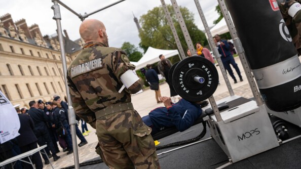 Un SHND d'une arm&eacute;e teste le parcours sportif, le d&eacute;velopp&eacute; couch&eacute; &agrave; la barre, devant les Invalides
