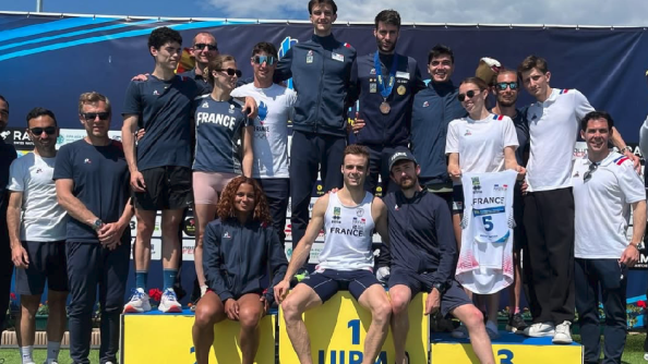 Photo de sportifs sur un podium