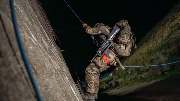 Descente en rappel de nuit avec 1 élève officier vue sur le côté