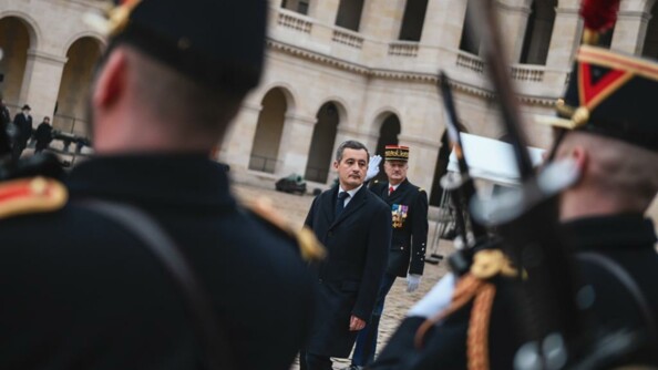 Passage de troupes en revue par le directeur général de la gendarmerie nationale, le général d'armée Christian Rodriguez, et le ministre de l'Intérieur et des Outre-mer, Gérald Darmanin, lors de la cérémonie du 16 février 2023 aux Invalides, à Paris.