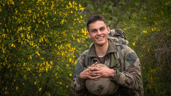 Un sous lieutenant sourit face à la caméra après la pause dîner