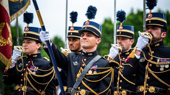 Les élèves officiers de la promotion Ceux de Stonne ont repris la garde du Drapeau de l'Ecole