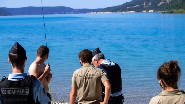 Les gendarmes et les écogardes contrôlent un pêcheur.