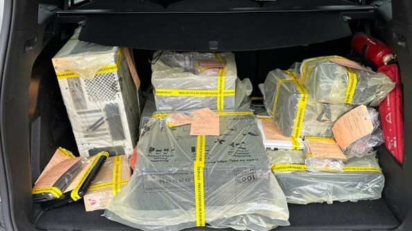 Dans le coffre d'une voiture, les objets saisis lors des perquisitions, principalement des ordinateurs et des tablettes numériques.