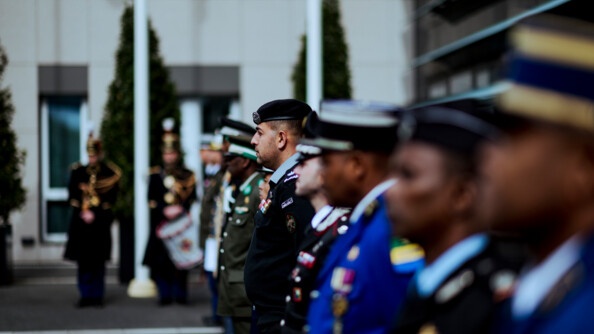 Les officiers supérieurs étrangers alignés vont se faire remettre le brevet