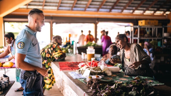 Gendarme échangeant avec une commerçante au marché de Lifou.