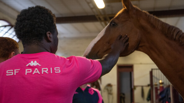 Les jeunes du Stade Français Paris avec les chevaux de la Garde républicaine.