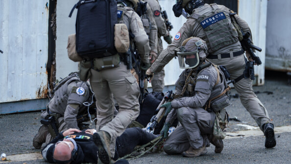 Un homme est &agrave; terre. Six &eacute;quipiers du GIGN, dont un m&eacute;decin, s'affairent autour de lui.