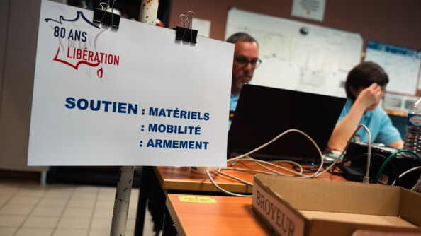 Etiquette présentant le soutien opérationnel devant des bureaux.
