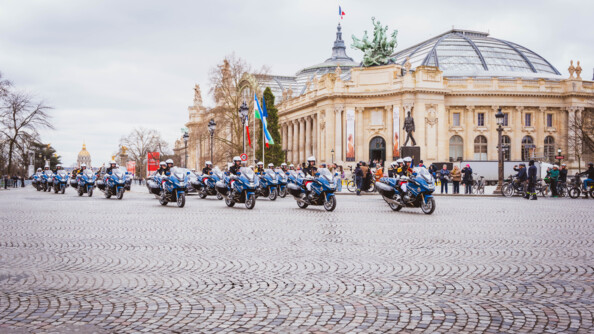 Au loin à gauche les invalides, passent devant le grand palais les motards de la Garde Républicaine