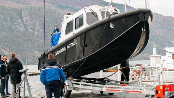 Mise à l'eau du bateau depuis la remorque sur le lac du Bourget.