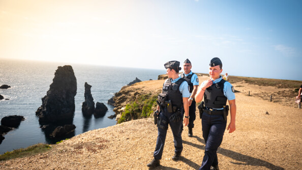 Patrouille pédestre de gendarmes à Belle Ile en Mer.