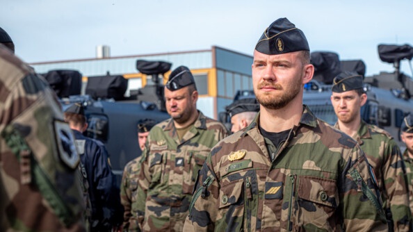 Un maréchal de logis chef (MDC), gendarme mobile, avec sa médaille