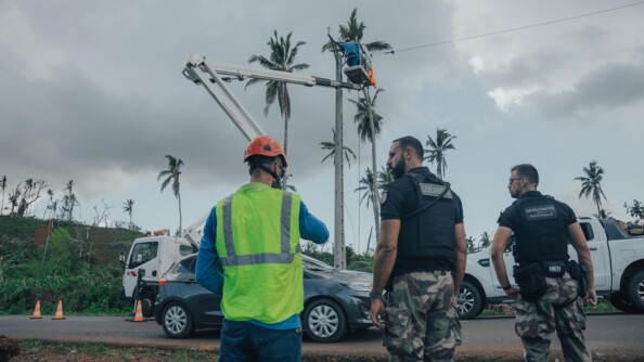 Des gendarmes sécurisent les interventions des agents d’Électricité de Mayotte à la suite du passage du cyclone Chido.