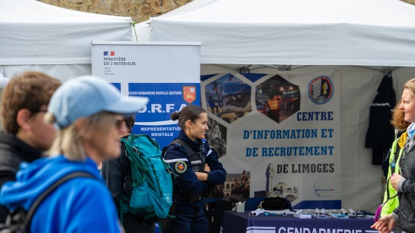 Stand de la gendarmerie avec marqué dessus "Centre d'information et de recrutement de Limoges".
