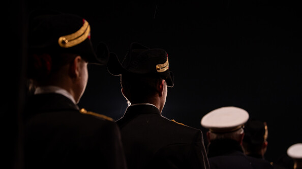 Polytechnicien de dos dans les rangs.