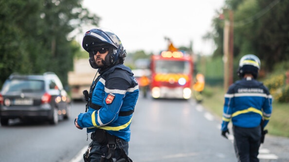 Un motard de la brigade motorisée de Deauville sur le bord de la route et un de ses camarades de dos