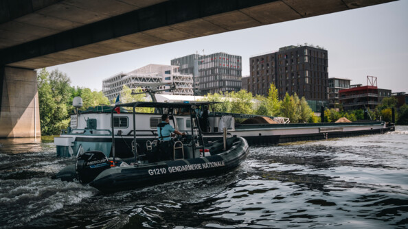 Patrouille de la brigade fluviale sur la Seine lors des Jeux Olympiques de Paris