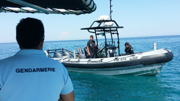 La brigade nautique de Bastia procède à des prélèvements d'hydrocarbures dans le secteur des zones polluées.