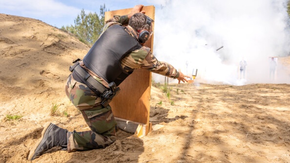 Gendarme lançant une grenade pour s'extraire d'une situation.