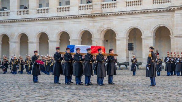 Les gardes républicains portent le cercueil de Jacques Delors